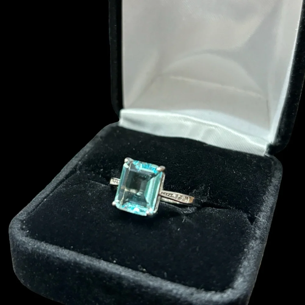 925 sterling silver rectangular aquamarine ring. NWOT. Sz 9